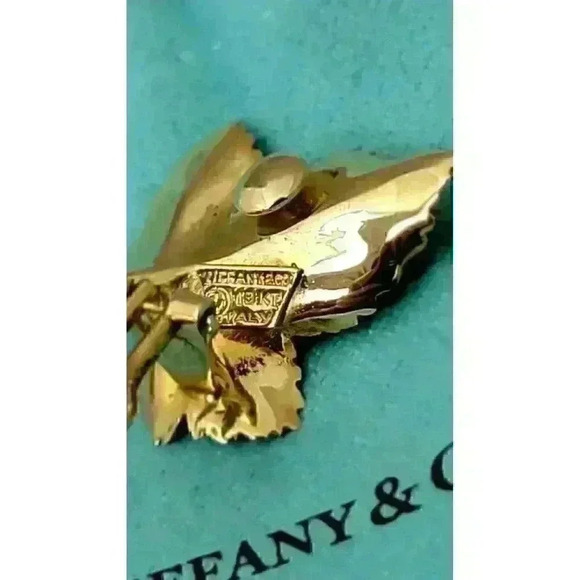 Tiffany & Co 18kt Yellow Gold Maple Leaf w/ Sapphires SINGLE Clip On Earring - Picture 5 of 6